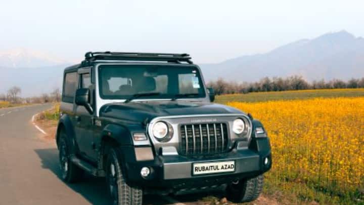 वहीं जिन लोगों को मुश्किल रास्तों पर भी अच्छी ड्राइविंग चाहिए, उनके लिए महिंद्रा थार एक अच्छा एसयूवी ऑप्शन है. इसका ऊंचा ग्राउंड फ्लोर क्लीयरेंस, दमदार इंजन और मजबूत सस्पेंशन इसे कच्चे रास्ते, पहाड़ी इलाकों और ऑफ रोडिंग के लिए उपयुक्त बनता है.