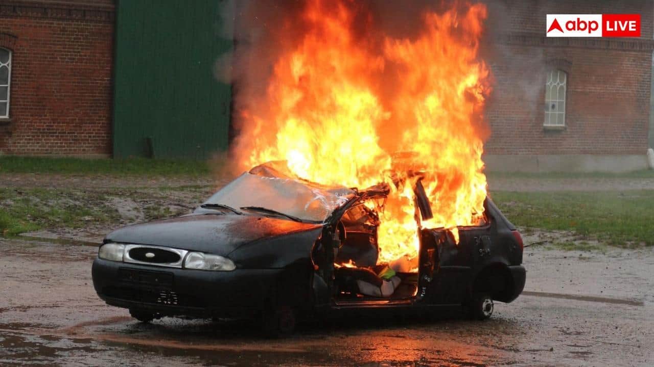 Burning car safety: जलती कार के पास भूलकर भी न करें जाने की गलती, चंद सेकंड में चली जाएगी जान