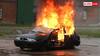 Burning car safety: जलती कार के पास भूलकर भी न करें जाने की गलती, चंद सेकंड में चली जाएगी जान