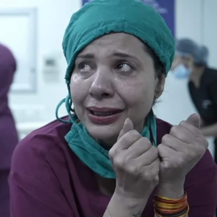 अभिनेत्रीने आपले काही रडतानाचे फोटो शेअर केले आहेत. एका फोटोमध्ये अभिनेत्री आपल्या जुळ्या मुलांना घेऊन भावुक झाली असल्याचं पाहायला मिळालं.