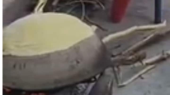 खानदेशातील पुरणपोळी तिच्या खास चवीमुळे आणि पारंपरिक पद्धतीमुळे राज्यभर प्रसिद्ध आहे. सण-उत्सवांसह विविध विशेष प्रसंगी या पदार्थाला मोठी मागणी असते.