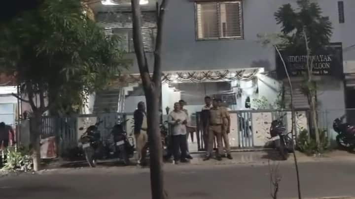 तर मदतीसाठी त्याने आपल्याला फोन केल्याची माहिती मानवाधिकार कार्यकर्ते आणि वकील असीम सरोदे यांनी दिली आहे.