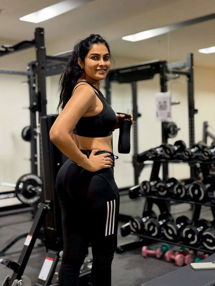 మహర్షి మూవీతో ఇండస్ట్రీలోకి ఎంట్రీ ఇచ్చారు దివి. బిగ్ బాస్ సీజన్ 4లో పాల్గొని ఫుల్ పాపులారిటీ సంపాదించుకున్నారు.