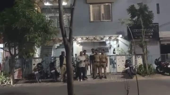 अभिजीत दीपकेंच्या घराच्या सुरक्षेसाठी पोलिसांचा तगडा बंदोबस्त लावण्यात आला आहे.