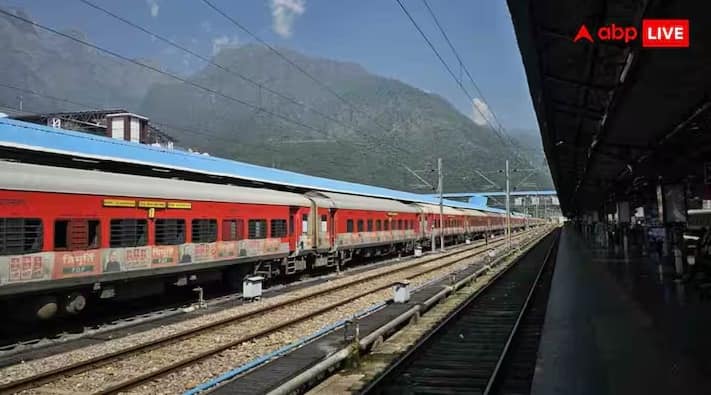 IRCTC એ ભારતીય રેલવેની સત્તાવાર ઓનલાઈન ટિકિટ બુકિંગ સેવા છે, જેનો ઉપયોગ દેશભરના લાખો મુસાફરો દ્વારા કરવામાં આવે છે. તેનો સૌથી મોટો ફાયદો એ છે કે તે સીધી રીતે રેલવે ટિકિટિંગ સિસ્ટમ સાથે જોડાયેલ છે. ભારે ટ્રાફિક હોવા છતાં IRCTC મુસાફરોને વધુ સારી સુવિધા આપવા માટે તેના સર્વર્સ અને બુકિંગ સિસ્ટમને સુધારવા માટે સતત કામ કરે છે.