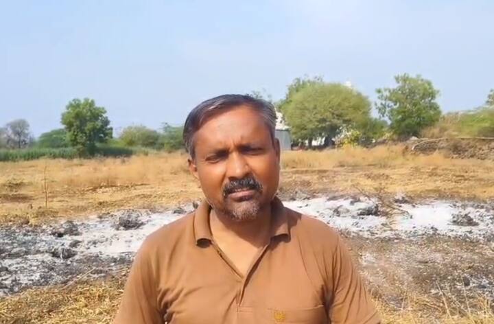 या भागातील दिनेश गुळवे या शेतकऱ्याच्या शेतातील मोसंबीची बाग उन्हाळ्यात पाण्याअभावी वाळून गेल्याने त्याचं मोठं आर्थिक नुकसान झालं आहे.