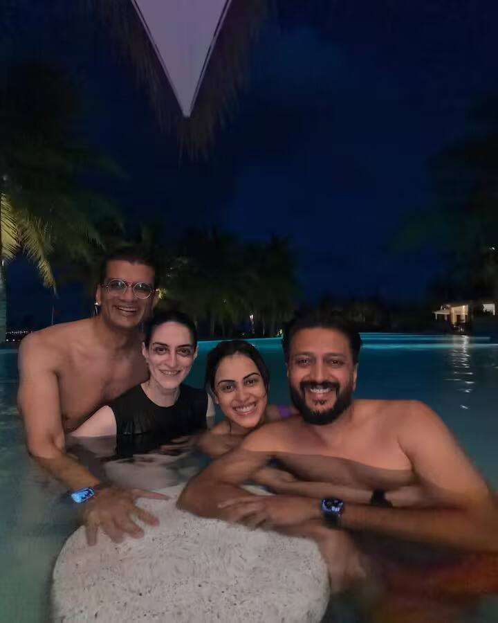 एका फोटोमध्ये जेनेलियाने गॉगल घातला आहे. जेनेलियाचा यात स्टायलिश अंदाज पाहायला मिळत आहे. कँडिड पोजमध्ये अभिनेत्रीचे मजेशीर एक्सप्रेशन फॅन्सना प्रचंड आवडले आहे.