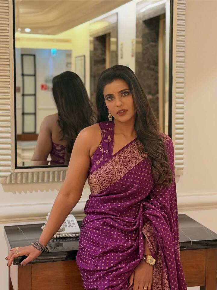 సోషల్ మీడియాలో యాక్టివ్ గా ఉండే ఐశ్వర్య రాజేష్ లేటెస్ట్ గా షేర్ చేసిన ఫొటోస్ ఇవి. ఈ మధ్య ట్రెండీ ఫొటోస్ షేర్ చేస్తోన్న ఐశ్వర్య.. మళ్లీ ట్రెడిషనల్ పిక్స్ పోస్ట్ చేసింది