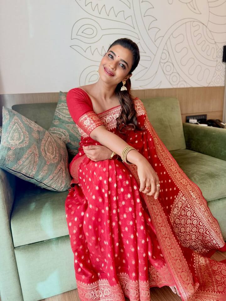సీనియర్ హీరోలకు భాగ్యం మంచి ఆప్షన్ అంటున్నారు నెటిజన్లు. మరి వెంకటేష్ తర్వాత ఏ సీనియర్ హీరోతో నటిస్తుందో వెయిట్ అండ్ సీ...