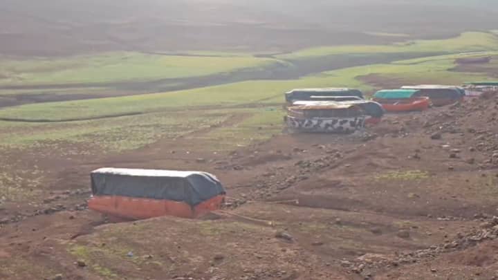 पावसाने जूनच्या पहिल्या आठवड्यात हजेरी न लावल्याने धरण परिसरातील डोंगर उघडे पडले असून, बॅकवॉटर मोठ्या प्रमाणात मागे सरकलं आहे.
