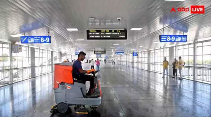 IRCTC Vs Rail One: ક્યારેક આપણે એવી પરિસ્થિતિઓનો સામનો કરીએ છીએ જ્યાં આપણને ઈમરજન્સીમાં મુસાફરી કરવાની જરૂર પડે છે અને મોટાભાગના લોકો તત્કાલ ટિકિટ બુક કરવાનો પ્રયાસ કરે છે. જો કે, તત્કાલ ટિકિટ બુક કરવી પડકારજનક હોય છે. બુકિંગ વિન્ડો ખુલતાની સાથે જ થોડીવારમાં સીટો વેચાઈ જાય છે. તેથી યોગ્ય પ્લેટફોર્મ પસંદ કરવું મહત્વપૂર્ણ છે. આજકાલ મુસાફરો વિચારી રહ્યા છે કે રેલ વન એપ અને IRCTC પ્લેટફોર્મ વચ્ચે તત્કાલ ટિકિટ બુક કરવા માટે કઈ એપ ઝડપી અને વધુ અનુકૂળ છે.