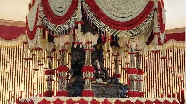 उत्सव मूर्तीस अभिषेक झाल्यानंतर सिंहासनारूढ शिवपुतळ्याला सुवर्ण मुद्रांचा अभिषेक केला जाईल.