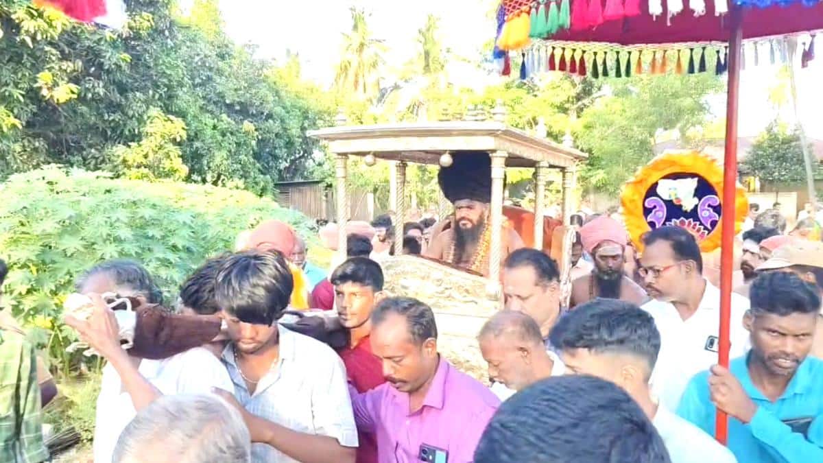 யானைகள் அணிவகுக்க வெள்ளிப் பல்லக்கில் வீதியுலா! தருமபுரம் ஆதீனத்தில் சிலிர்க்க வைத்த ஆன்மீகக் காட்சி!
