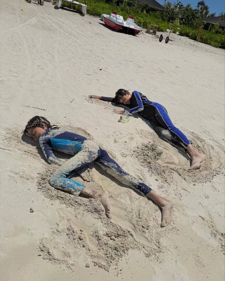 या फोटोंमध्ये अभिनेत्री पती रितेश, मुलं आणि काही मित्रांसोबत मस्ती करताना दिसत आहे. दोघेही सुट्टीचा आनंद घेताना दिसत आहे. जेनेलियाच्या लेटेस्ट पोस्टमध्ये क्यूट मोमेंट्स पाहायला मिळत आहे.