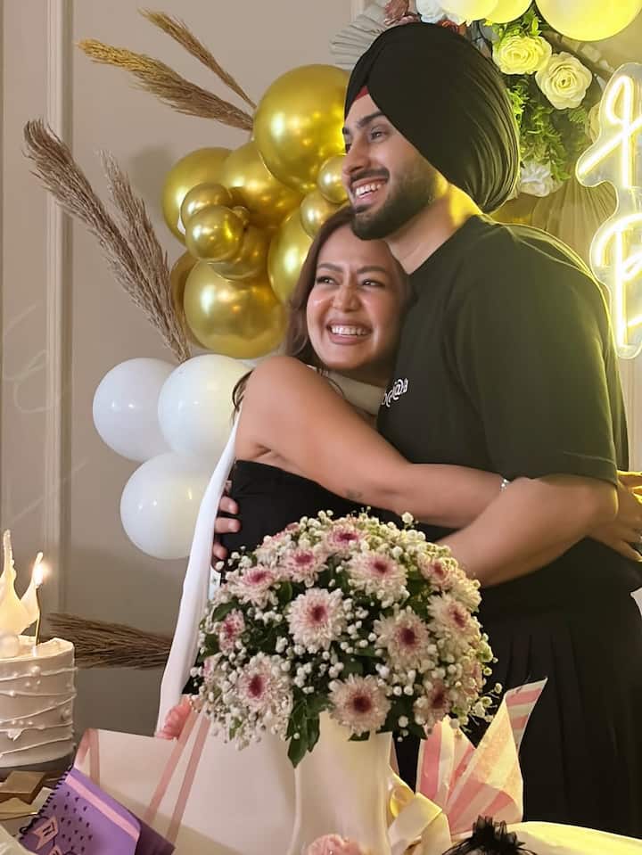 कपल की ये रोमांटिक तस्वीरें सोशल मीडिया पर तेजी से वायरल हो रही हैं, जिस पर फैंस जमकर प्यार लुटा रहे हैं. साथ ही इस पोस्ट पर फैंस नेहा को बर्थडे भी विश कर रहे हैं.