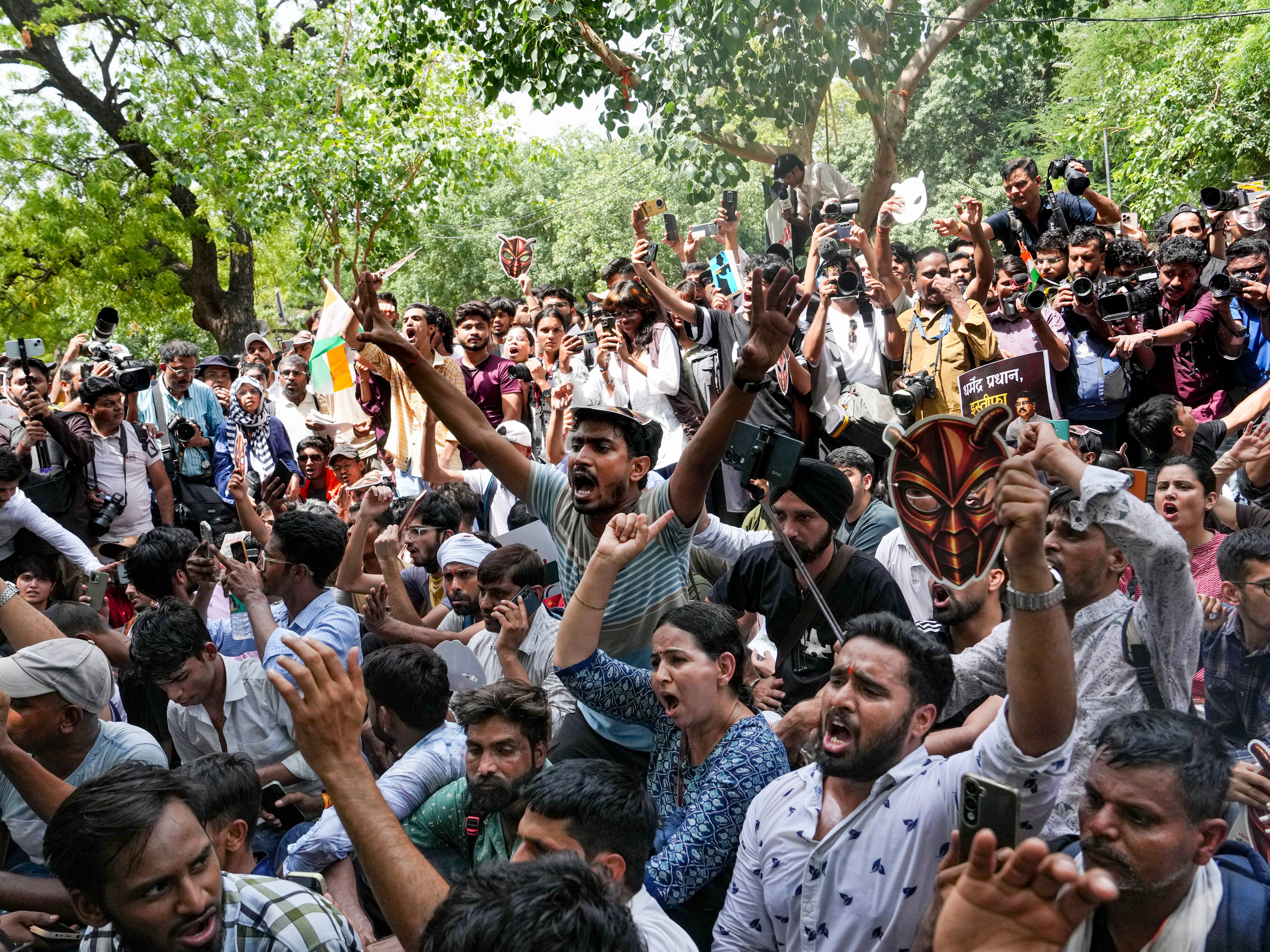 CJP Protest: కేంద్రమంత్రి ధర్మేంద్ర ప్రధాన్ రాజీనామా చేయాల్సిందే! ఢిల్లీ వీధుల్లో బొద్దింకల గర్జన!
