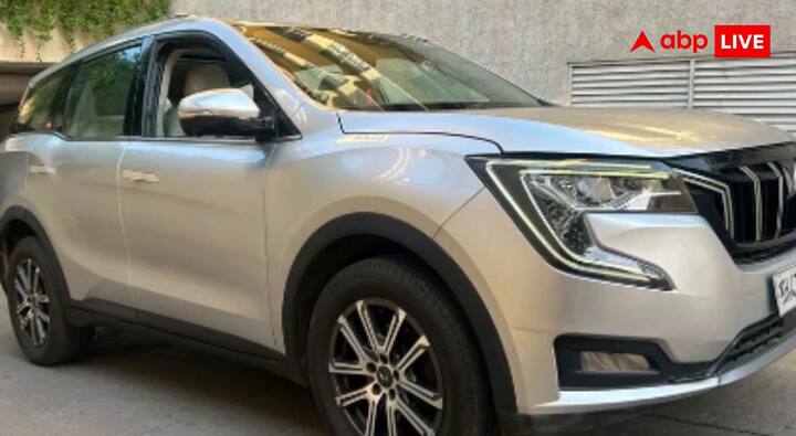 महिंद्रा XUV700 उन लोगों के लिए बनी है जो फैमिली कार में लग्जरी, पावर और मॉडर्न टेक्नोलॉजी चाहते हैं. इसका अट्रैक्टिव डिजाइन, बड़ा केबिन और लग्जरी इंटीरियर हर सफर को कंर्फटेबल बनाते हैं. इसमें 6 और 7 सीटों का ऑप्शन मिलता है, जिससे बड़ी फैमिली भी आसानी से सफर कर सकते हैं. XUV700 में लेवल- 2 ADAS, 360 डिग्री कैमरा और बड़ी ड्यूल डिजिटल स्क्रीन जैसे एडवांस फीचर्स दिए गए हैं, जो ड्राइविंग को सुरक्षित और सुविधाजनक बनाते हैं. यह एसयूवी पेट्रोल और डीजल दोनों इंजन ऑप्शन में उपलब्ध है और वैरिएंट के अनुसार करीब 13 से 17 किमी/लीटर तक का माइलेज देती है. लगभग 13.99 लाख रुपये की शुरुआती कीमत के साथ XUV700 उन लोगों के लिए बेहतरीन पैकेज है जो फैमिली के लिए स्टाइल, सुरक्षा, तकनीक और पावर चाहते हैं.