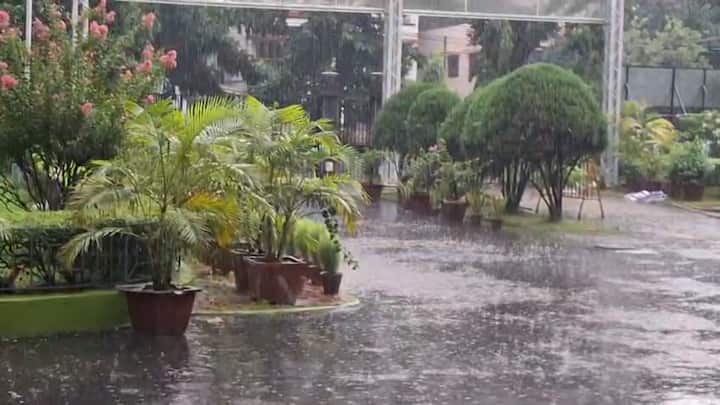 হতে পারে বজ্রবিদ্যুৎ-সহ বৃষ্টি, দমকা ঝোড়ো হাওয়া, স্বল্প সময়ের জন্য ভারী বর্ষণ, কোথাও কোথাও দৃশ্যমানতা কমে যাওয়ার সম্ভাবনা রয়েছে।