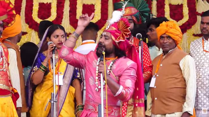 संपूर्ण रायगड शिवरायांच्या जयजकाराने दुमदुमला असून गडाइतकीच गडाच्या खाली शिवभक्तांची गर्दी बघायला मिळत आहे.