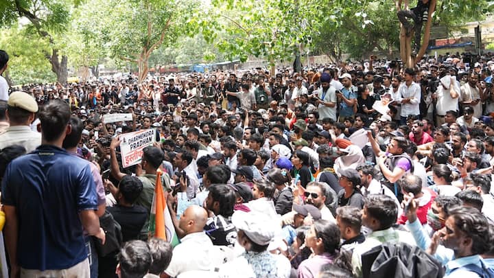 पुण्यात कॉकरोच जनता पार्टीचे संस्थापक अभिजीत दीपके यांच्या घरी महाराष्ट्र पोलीस बंदोबस्त तैनात करण्यात आला आहे.