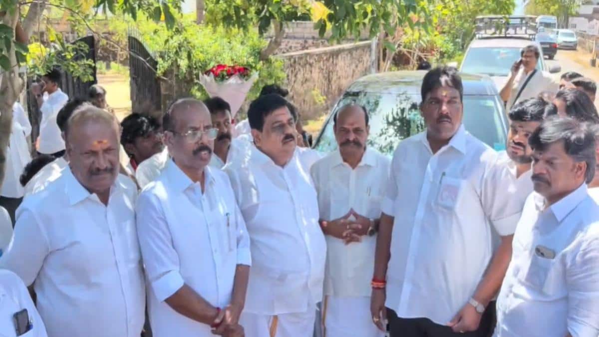 TVK: கேட்டைக்கூட திறக்காத தவெக.. கால்கடுக்க காத்திருந்த அதிமுக முன்னாள் அமைச்சர்கள்! பனையூரில் நடந்தது என்ன?