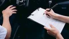 Car Insurance Tips: इंश्योरेंस क्लेम करते हुए न छुपाएं ये 5 बातें, वरना सर्विस सेंटर में ही खड़ी रह जाएगी आपकी कार