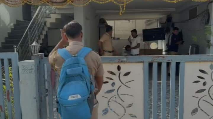 अभिजीत यांचे वडील भगवानराव दीपके हे गेल्या वर्षी महाराष्ट्र औद्योगिक विकास महामंडळातून(MIDC) अभियंता पदावरून निवृत्त झाले आहेत.
