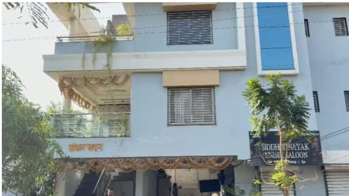 विमानतळावरून बाहेर येताना अभिजीत दीपके यांच्या हातात डॉ. बाबासाहेब आंबेडकरांचे (Dr. Babasaheb Ambedkar) पुस्तक होते. विमानतळ परिसरातून दिल्ली पोलिसांच्या कड्या सुरक्षेत ते एका खाजगी वाहनाने रवाना झाले.