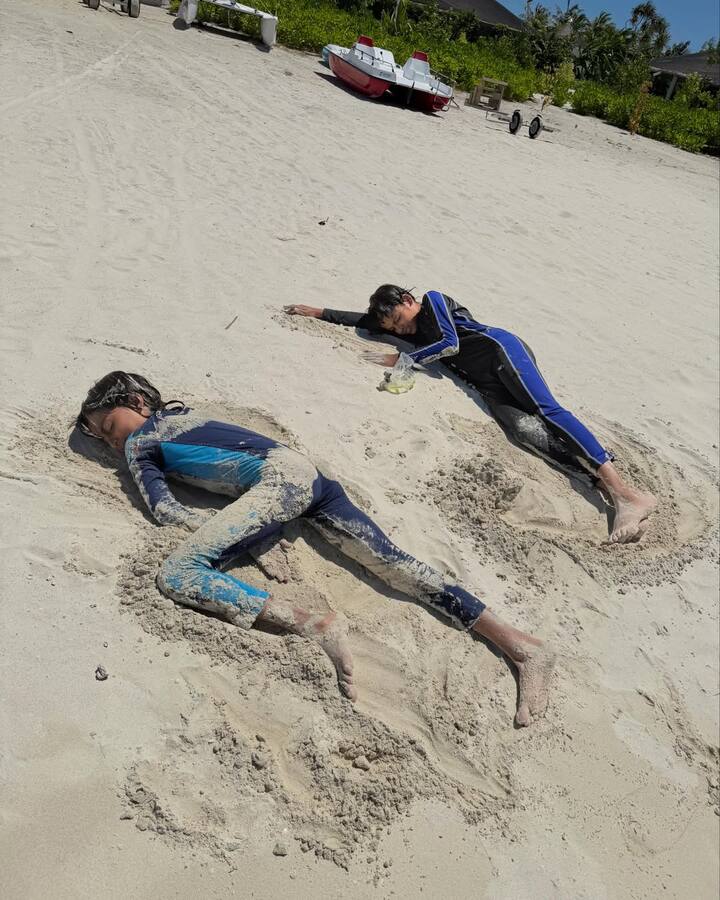 वहीं रितेश और जेनेलिया के दोनों बेटे समंदर किनारे रेत में खेलते और मस्ती करते दिखाई दिए.  बच्चों की ये क्यूट तस्वीरें फैंस का ध्यान अपनी ओर खींच रही हैं.