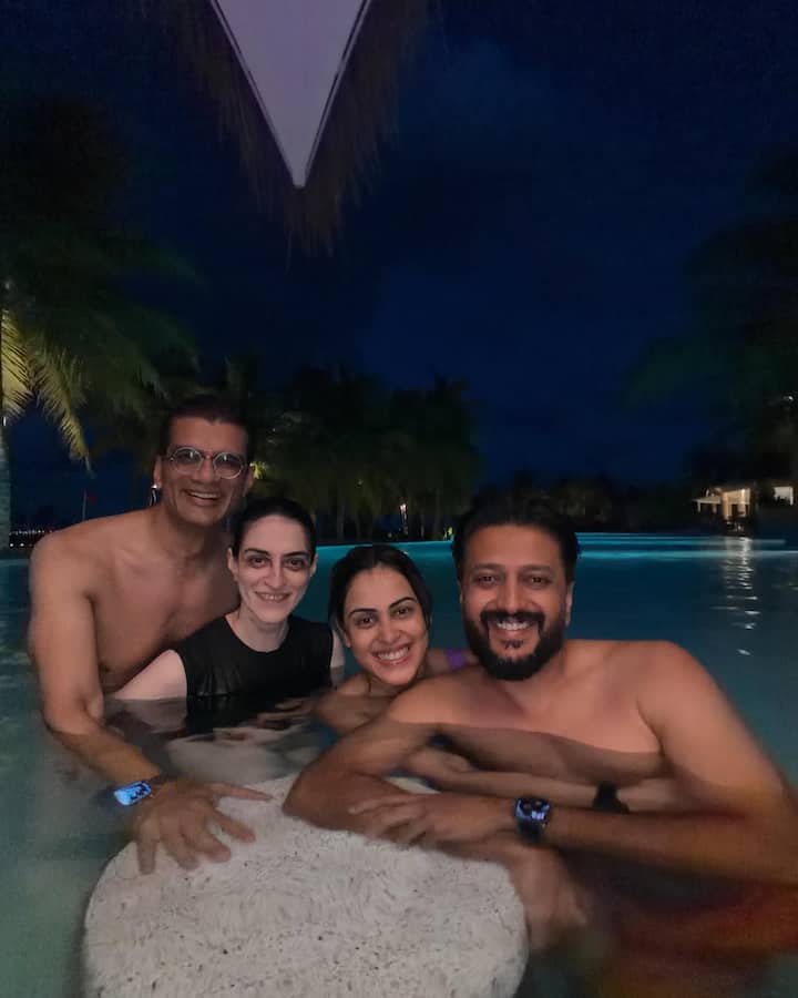 एक और  फोटो में रितेश और जेनेलिया अपने दोस्तों के साथ पूल में एंजॉय करते नजर आए.  सभी ने साथ में खूब मस्ती की और सभी ने  फोटो भी क्लिक करवाई.