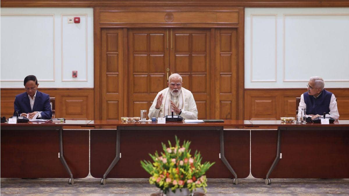 Modi Chairs Economic Advisory Council Meeting, Discusses Economic Reforms Amid Global Turmoil