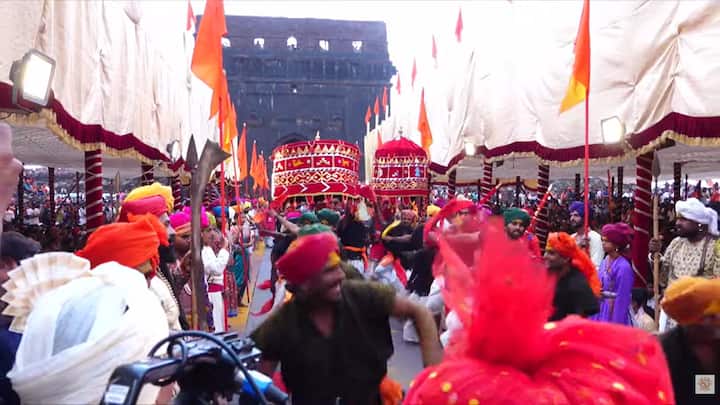 विविध सांस्कृतीक, पारंपरिक आणि लोक नृत्यांनी गडावर शिवकाळाची अनुभूती सध्या गडावर साऱ्यांना येत आहे.