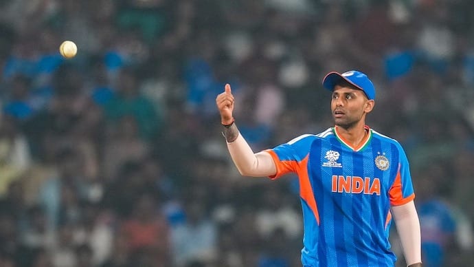 सूर्यकुमार यादवला धक्का देत निवड समितीने संघाची धुरा श्रेयस अय्यरकडे सोपवली आहे.