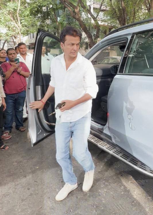 विक्रम फडणवीस व्हाइट शर्ट और जींस में अपने कार से उतरते नजर आएं.