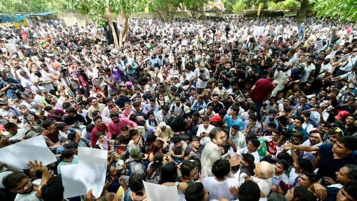 आंदोलनादरम्यान पोलिसांनी सहा जणांना ताब्यात घेतले. आंदोलनाच्या समर्थकांमध्ये आणि विरोधकांमध्ये तणाव निर्माण होऊ शकतो, अशी माहिती पोलिसांना मिळाली होती.
