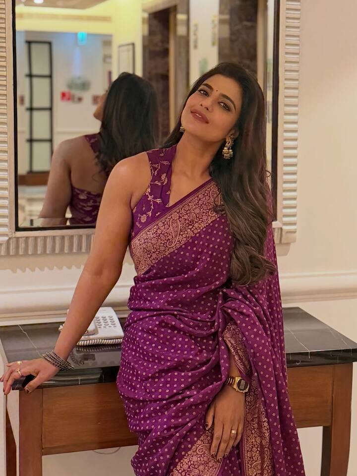 గ్లామర్ రోల్స్ కి కూడా గ్రీన్ సిగ్నల్ ఇస్తున్నానంటూ ట్రెండీ ఫొటోషూట్స్ కూడా అదరగొట్టేస్తోంది. మళ్లీ రూట్ మార్చి శారీ పిక్స్ షేర్ చేసింది