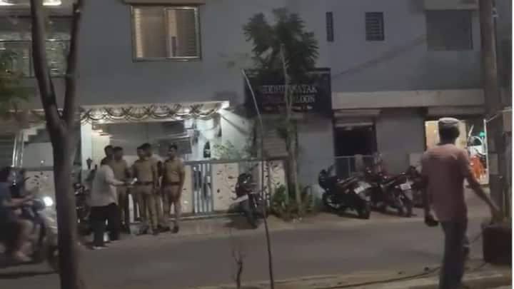 मुलाने सुरू केलेल्या या चळवळीने ते चिंतेत आहेत. “एक वडील म्हणून मला चिंता वाटणे स्वाभाविक आहे. सुरुवातीला अशा प्रकारची चळवळ, अभियान सुरू करण्याच्या निर्णयावर फेरविचार करण्यास मी त्याला सांगितले होते.