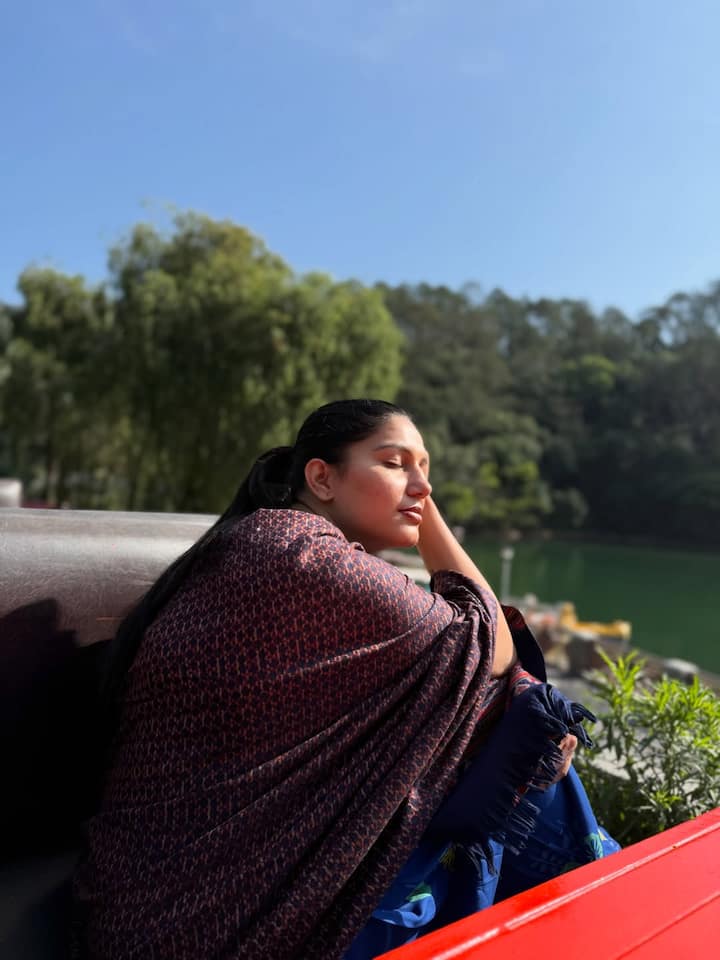 वहीं, एक फोटो में सपना पहाड़ों के खूबसूरत नजारों के बीच धूप का आनंद लेती दिखाई दे रही हैं. उनकी ये तस्वीरें सोशल मीडिया पर तेजी से वायरल हो रही हैं.