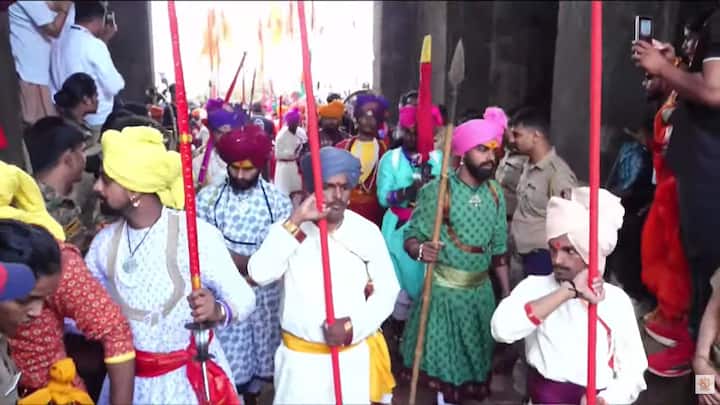 शिवराज्याभिषेक सोहळ्यासाठी महाराष्ट्राच्या कानाकोपऱ्यासह जगभरातून शिवभक्त दुर्गदुर्गेश्वर किल्ले रायगडावर दाखल झाले आहे. या सोहळ्याला ध्वजवंदनाने सुरुवात होईल.