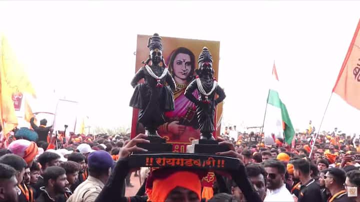 त्याआधी नवीन राजवाड्याच्या समोर ढोल पथकाचे सादरीकरण होत आहे. छत्रपती शिवाजी महाराजांच्या सुवर्णमूर्तीवर दुग्धाभिषेक केला जातोय. नवीन राजवाड्यातील शिवराज्याभिषेक सोहळ्याला कोल्हापुरातील मान्यवर हजेरी लावत आहेत.
