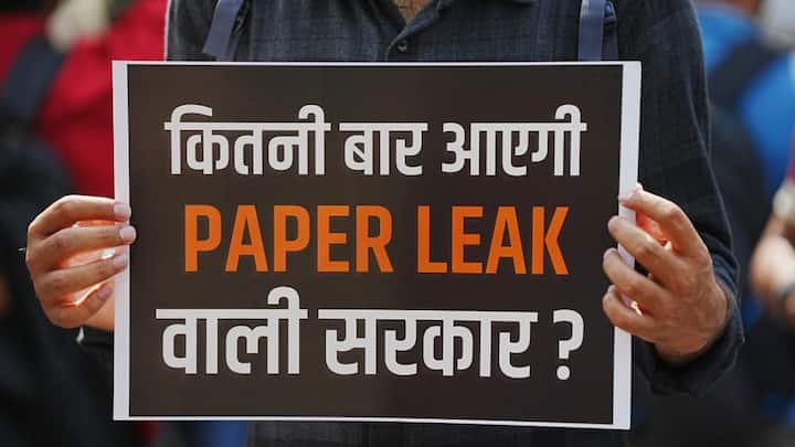 सकाळपासून घराबाहेर बॅरिकेड्स लावण्यात आले असून, पोलिसांची वाहनेही बाहेर उपस्थित होती.
