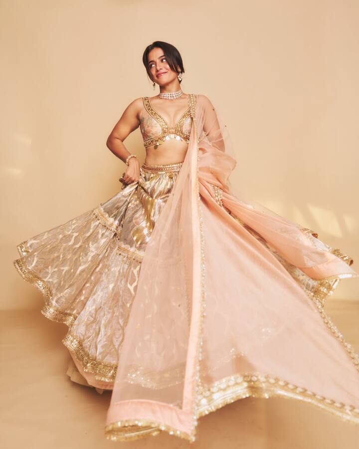 उन्होंने बालों को सेंटर पार्टिंग के साथ बन बनाया है. सामने की कुछ लटें चेहरे के तरफ आ रही हैं.