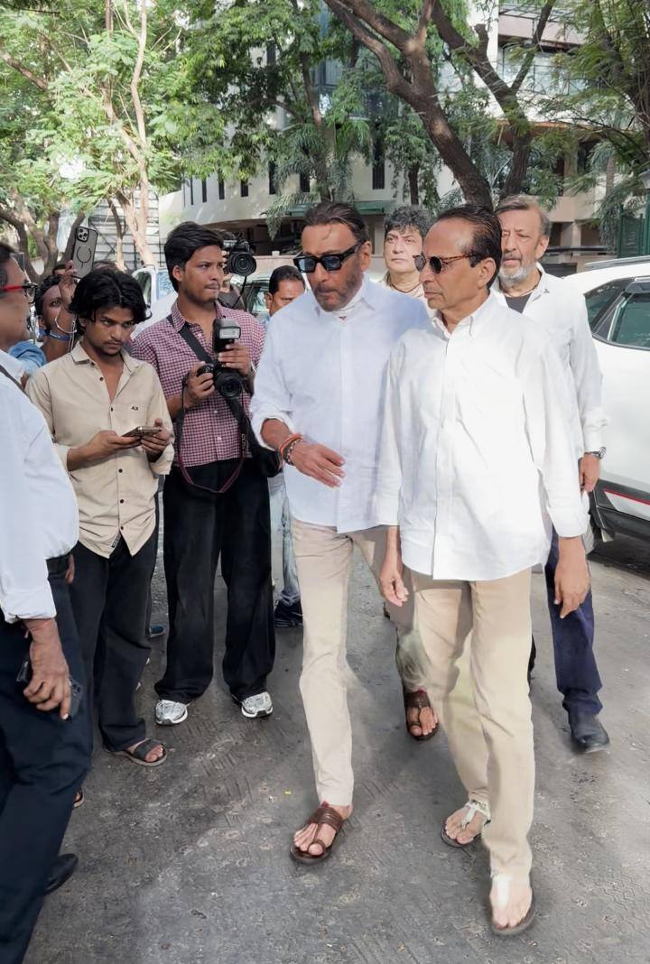 वहीं, जैकी श्रॉफ ने भी इस दुख में पहलाज निहलानी के लिए प्रेयर की और इसका हिस्सा बने. साथ ही उन्होंने श्रद्धांजलि दी.