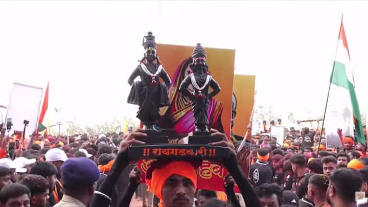 शिवसमाधीला अभिवादन करून सोहळ्याची सांगता होईल.