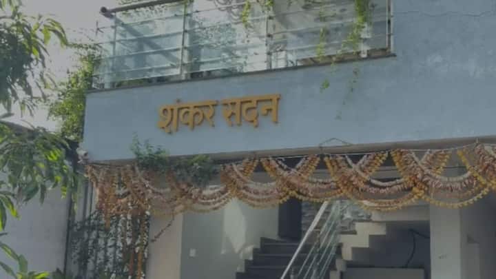त्यांचे कुटुंबिय अज्ञात स्थळी गेले आहे. त्यांच्या घरी आता कोणी नाही. तर सुरक्षेसाठी पोलिसांचा तगडा बंदोबस्त लावण्यात आला आहे.