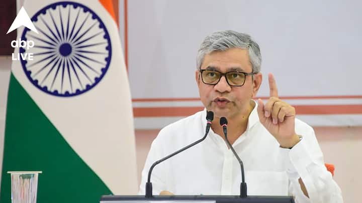 সবমিলিয়ে, আগামী দিনে পশ্চিমবঙ্গের রেল পরিষেবার উন্নয়নে যে কোনও খামতি রাখবে না কেন্দ্রীয় সরকার এদিন সেটাই স্পষ্ট করে দিলেন রেলমন্ত্রী। - IANS