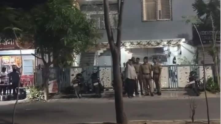 अभिजीत दीपके यांच्या वडिलांनी सांगितले की, त्यांना, कुटुंबियांना कुणीही धमकी दिलेली नाही. पण आई-वडील म्हणून चिंता वाटणे स्वाभाविक आहे.