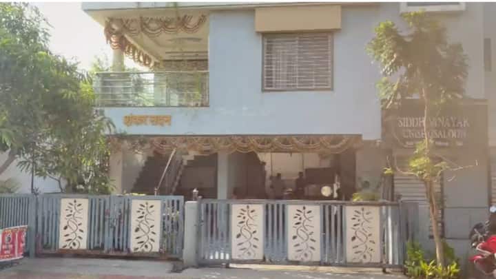 अभिजीत दीपके कॉकरोच जनता पार्टीमुळे देशभरात प्रसिद्ध झाले. त्यांच्या ऑनलाईन चळवळीला मोठा प्रतिसाद मिळाला. डिजिटल फॉलोअर्समध्ये या नवख्या चळवळीने काँग्रेससह भाजपला मागे टाकले. तर छत्रपती संभाजीनगर येथील वाळूज एमआयडीसी परिसरातील त्यांच्या घरी शुकशुकाट आहे.