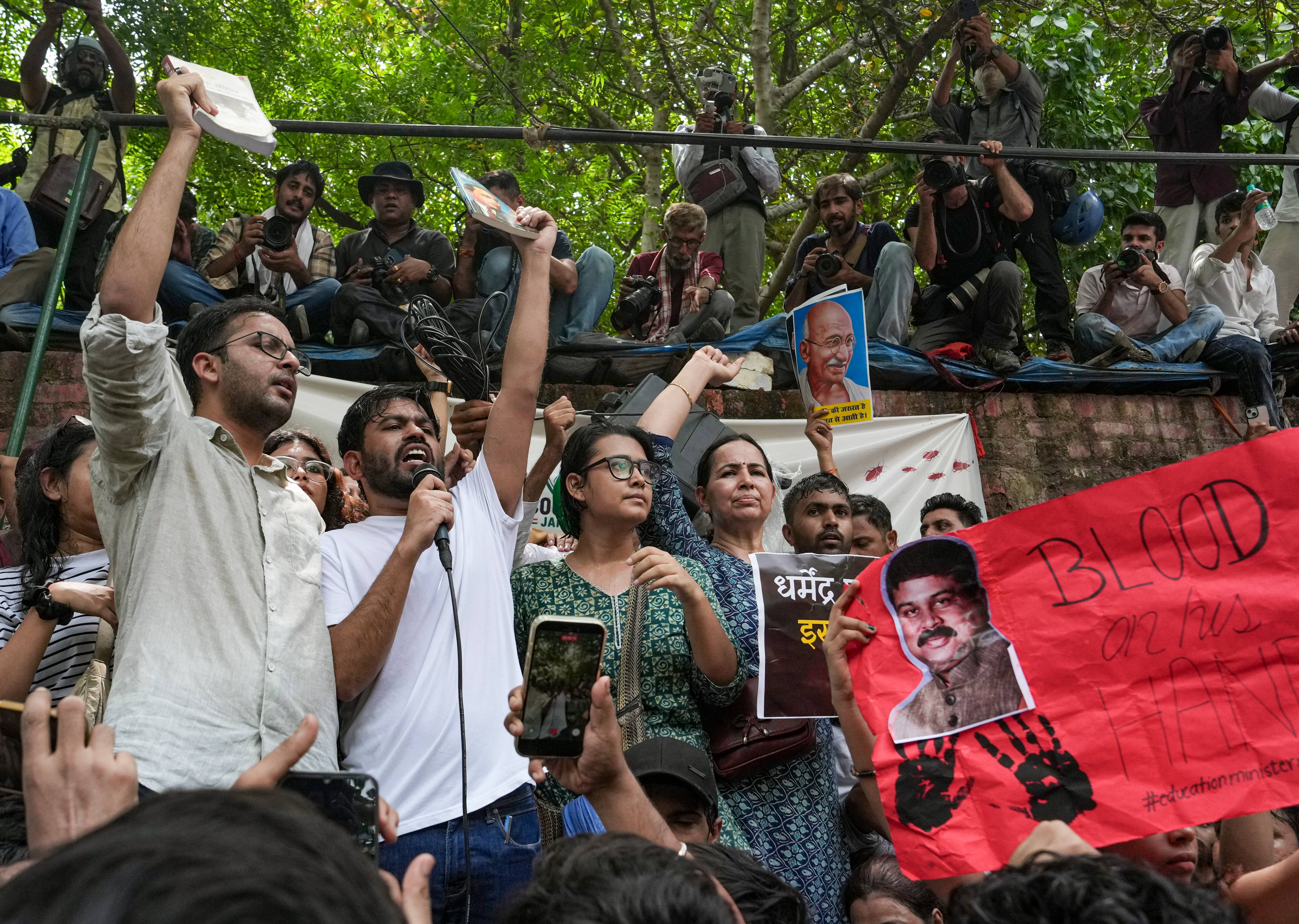 CJP Protest: కేంద్రమంత్రి ధర్మేంద్ర ప్రధాన్ రాజీనామా చేయాల్సిందే! ఢిల్లీ వీధుల్లో బొద్దింకల గర్జన!