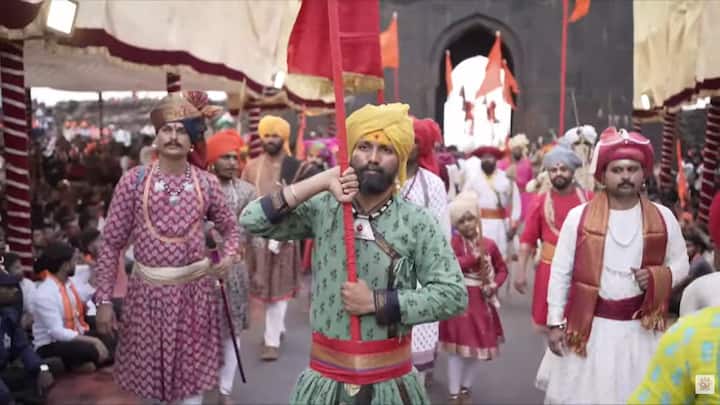 दुसरीकडे, कोल्हापुरात नवीन राजवाड्यावर 352 शिवराज्याभिषेक सोहळा साजरा केला जातोय. नवीन राजवाड्यातील दरबार हॉलमध्ये हा सोहळा पार पडला जाणार आहे.
